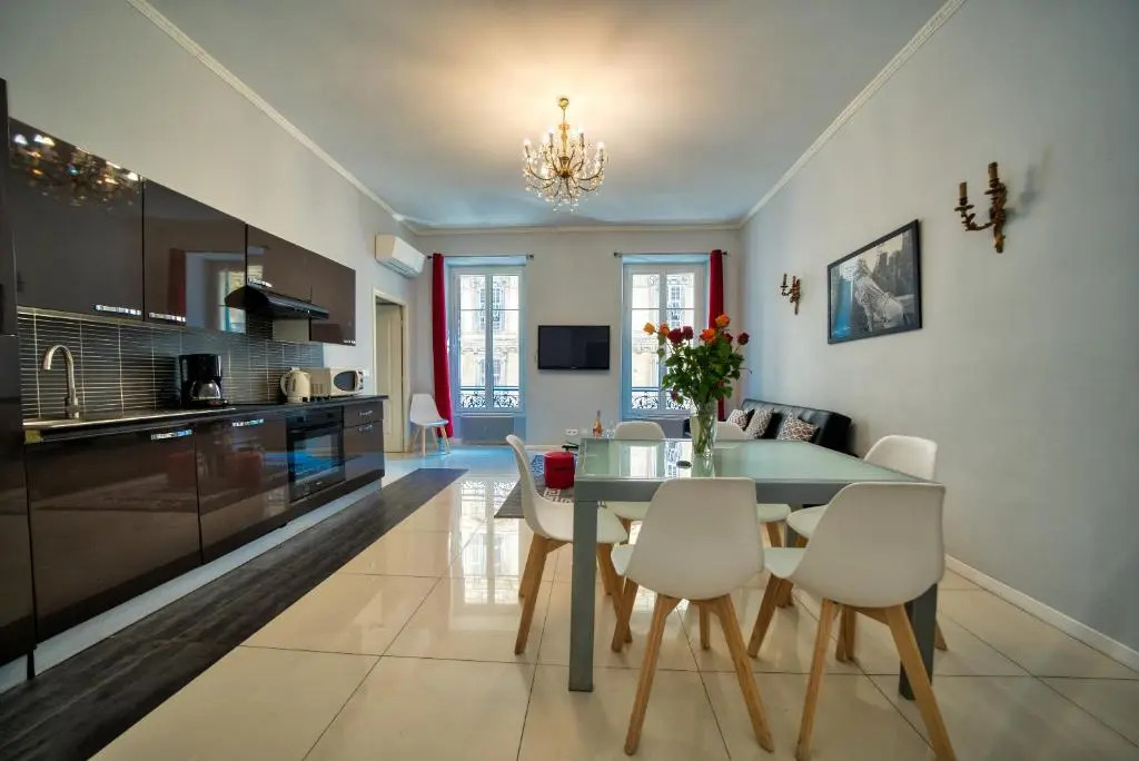 Lusso 5 beds Central Apartment