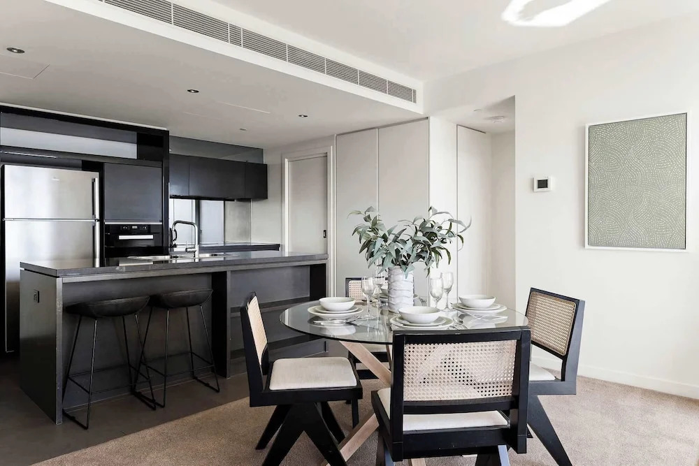 Harbour View 2BR Docklands Apt Near Marvel Stadium
