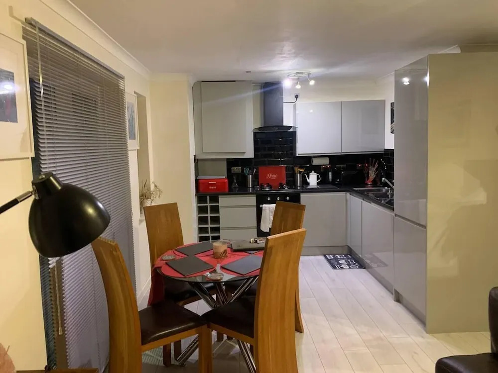 Lovely 2-bed Apartment in Wallasey, Sleeps 4