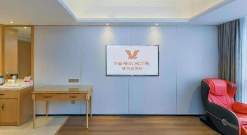 Vienna Hotel (Chongqing Yangjiaping Pedestrian Street Light Rail Station)