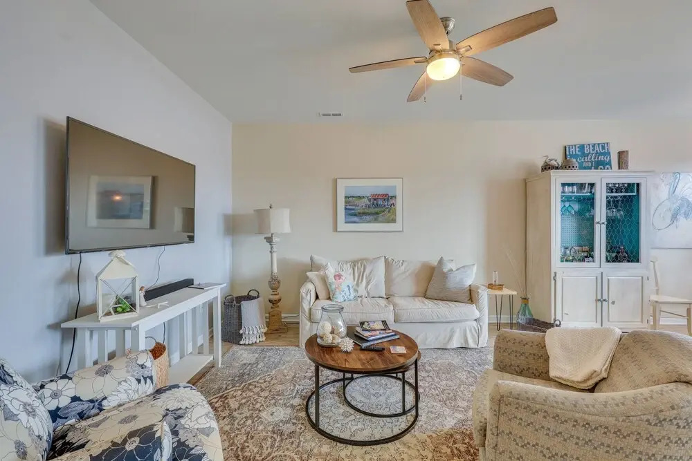 Sweet Dreamin Townhome ~ 7 Mi to Beach!
