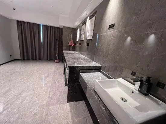 Yixuan International Hotel (Zhongshan Pedestrian Street Rongcheng Tianjie Branch)