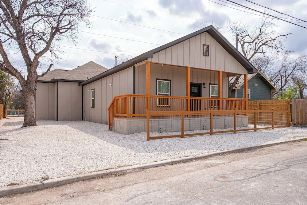 Perfect 2BR 2BA Base Clean Modern Near Downtown