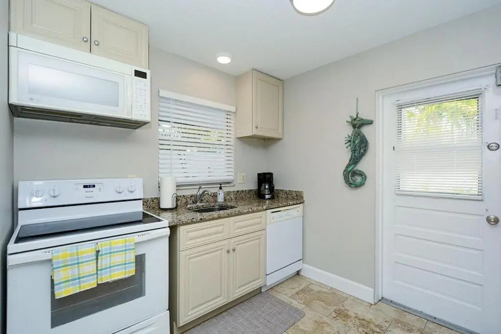 Canal 309 - Right in Siesta Key Village!