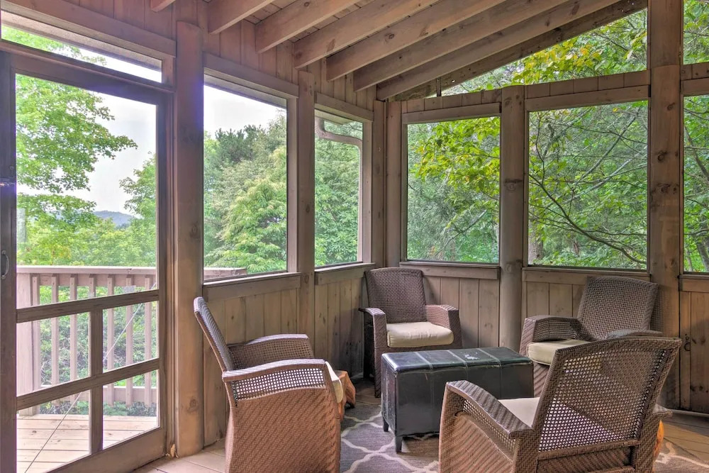 Luxe Rumbling Bald Home w/ Deck & Mountain View