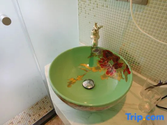 Yiqing Theme Hotel Shanghai