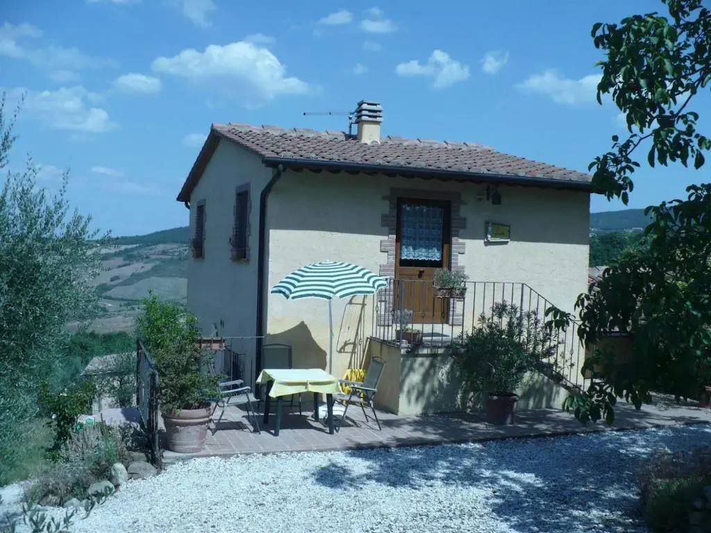 Villa with private swimming pool and private garden in quiet area, panoramic views
