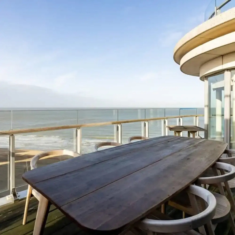 Stunning Penthouse With Free Parking and sea View