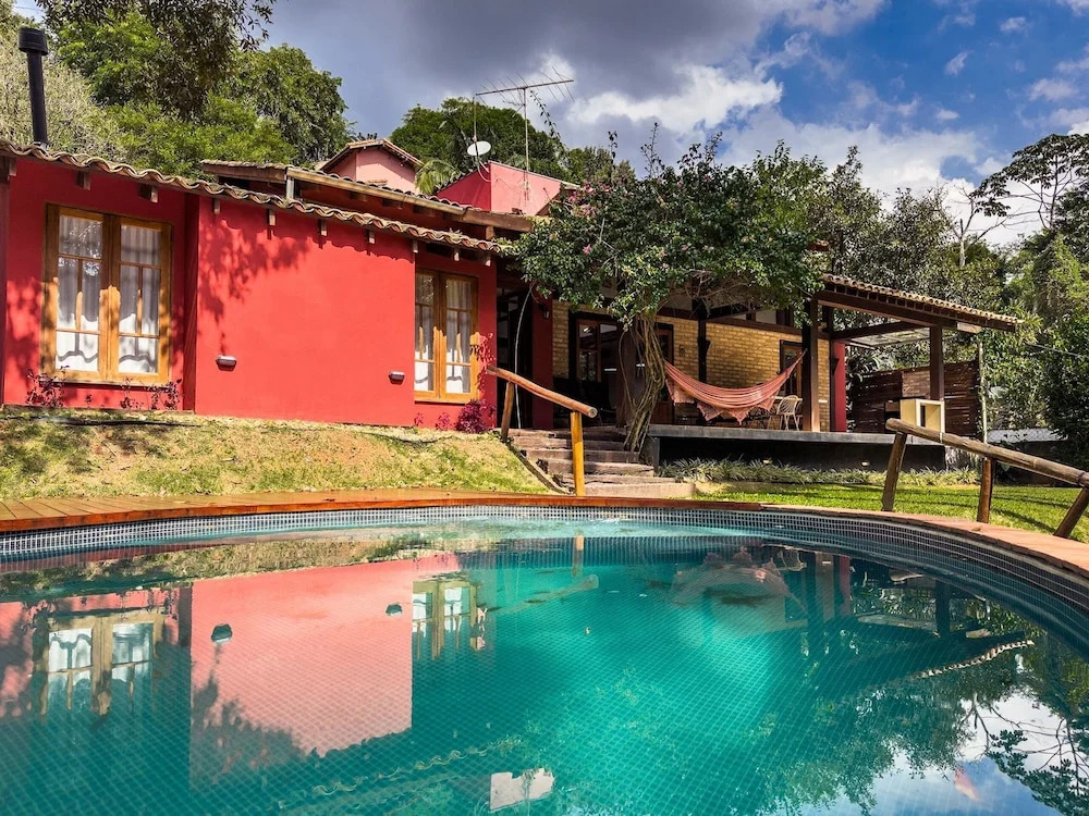 Casa na Granja Viana em frente à reserva ambiental