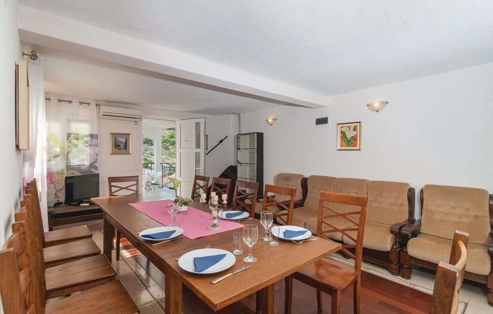 5 Bedroom Cozy Home In Stomorska
