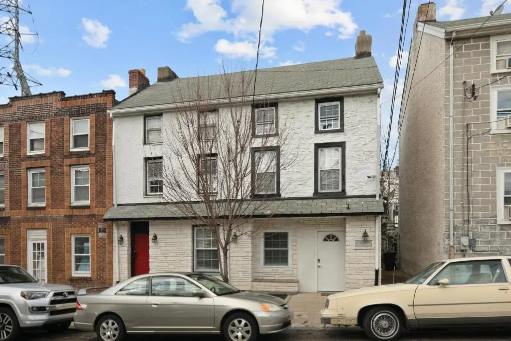 Modern 2br - Steps to Main St. & Parking Avail.