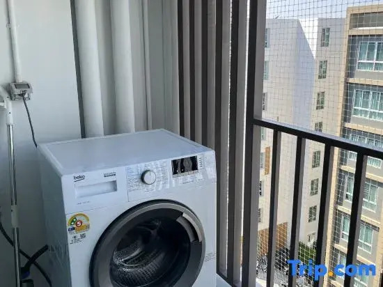 Studio Near Central Festival +Street Parking
