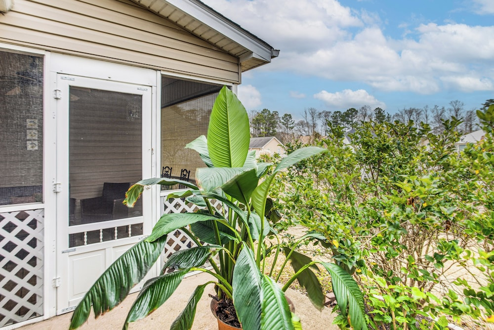 Screened Porch + Pool Access: Longs Golf Getaway