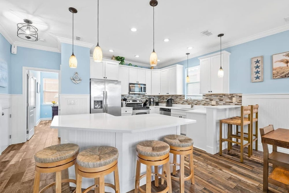 6BR Beach Home 5-min Walk to Ocean Resort Pool