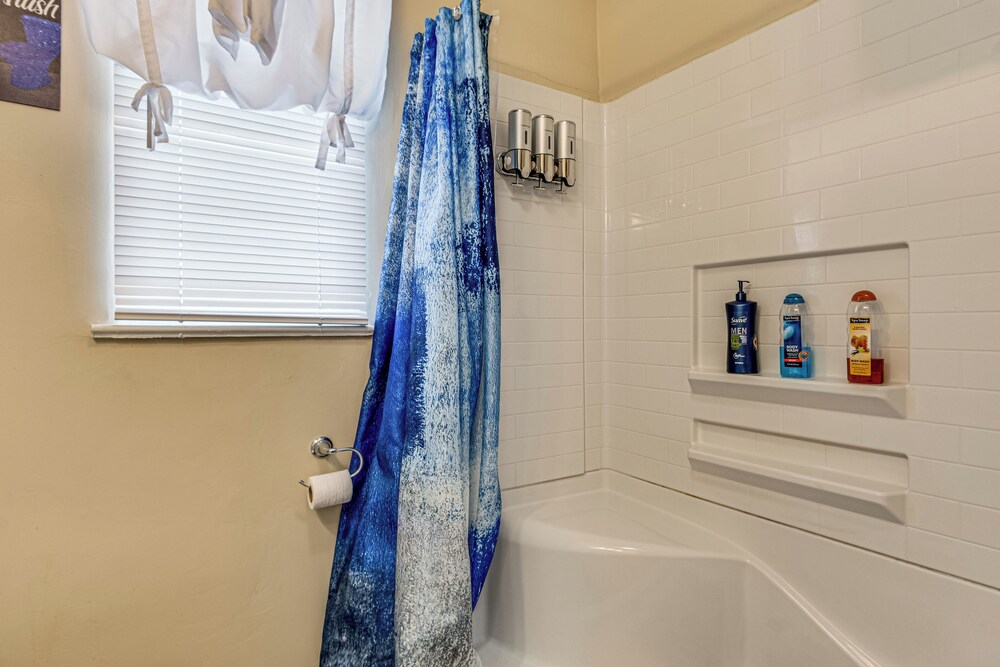 1 Mi to Butler! Family-friendly Indianapolis Home