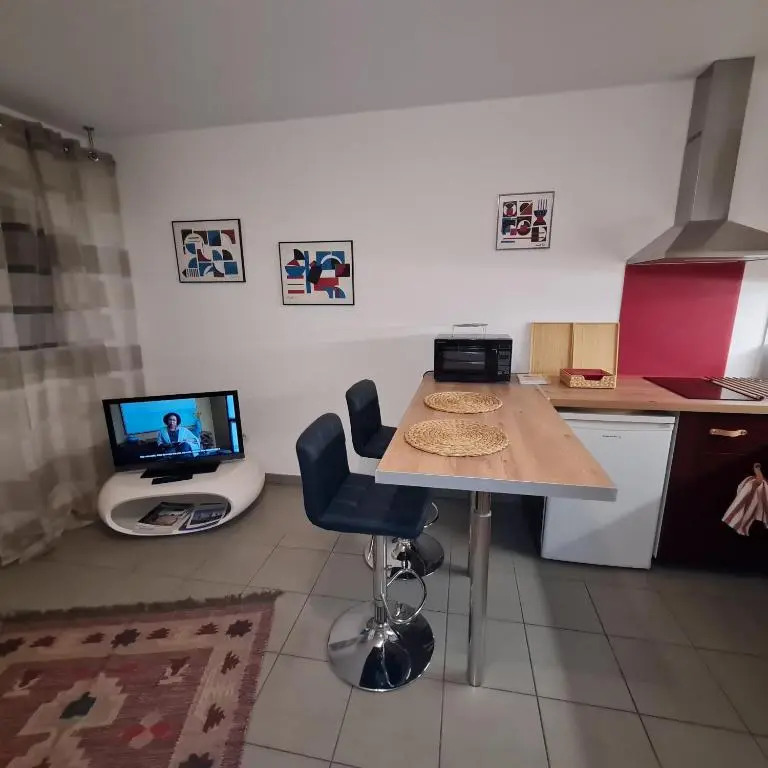 Beau studio tout confort au calme avec parking .