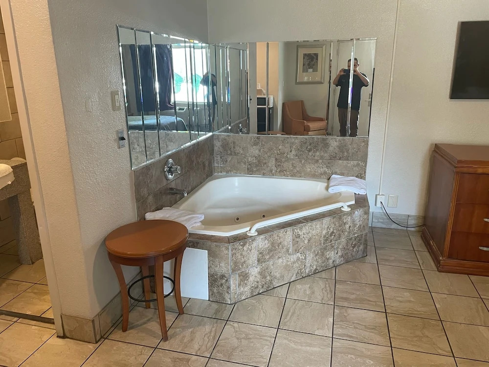 Budgetel Inn and Suites - Louisville