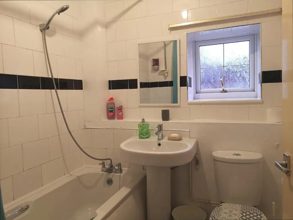 BrumStay UK - 5 Bed TownHouse with Garden and Parking for upto 3 small cars