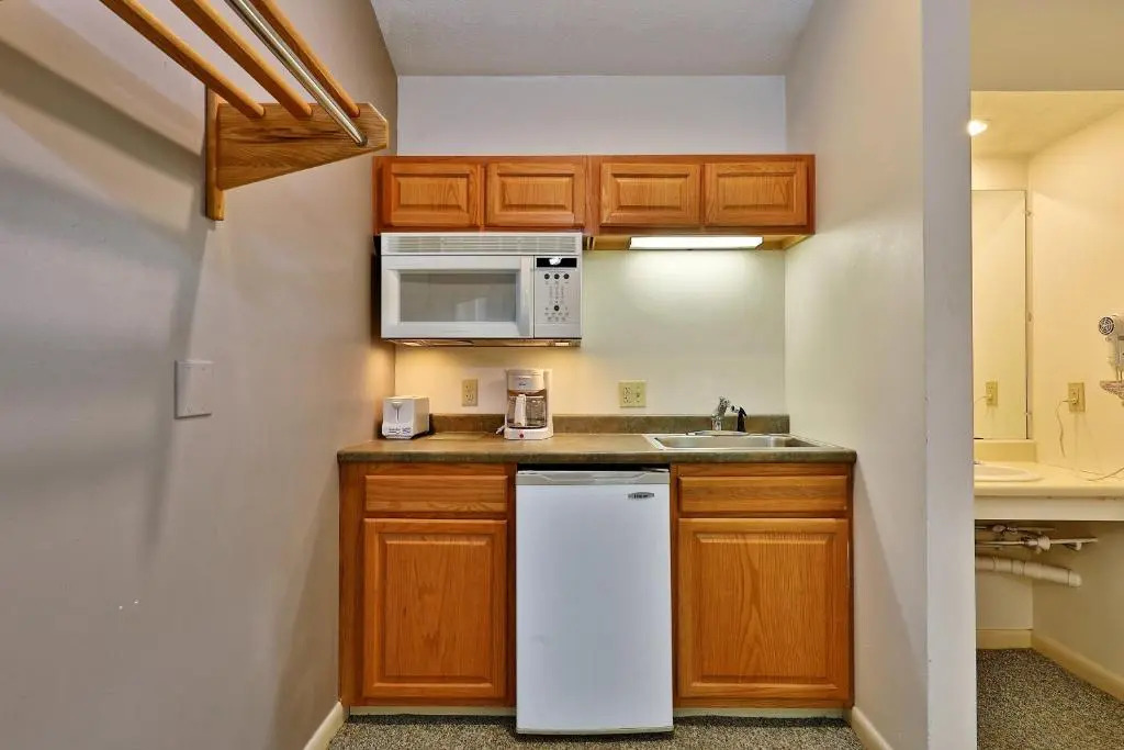 Cedarbrook Queen Studio 207