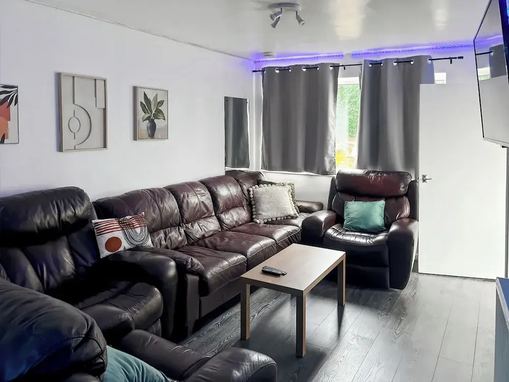 Charming Retreat With Hot Tub Sauna Sleeps 4