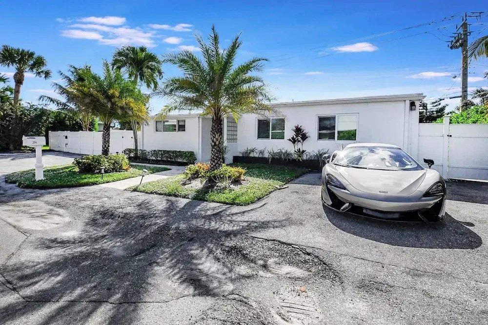 Modern and Updated Delray Beach Escape Sleeps 10!