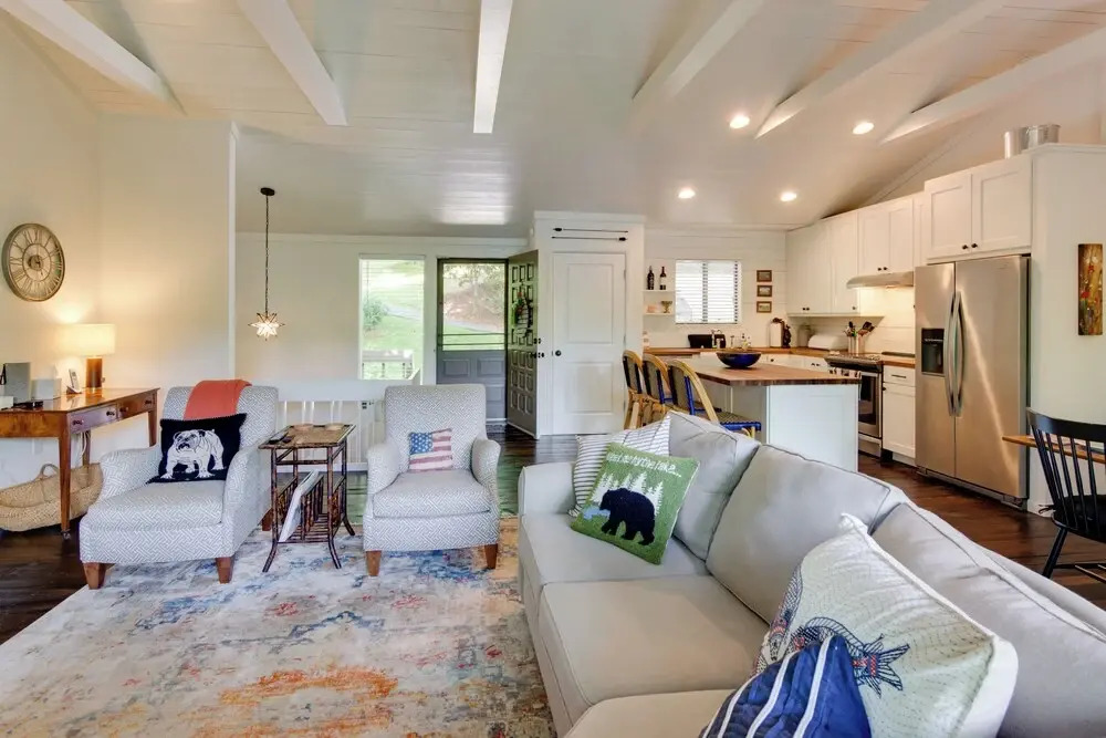 High-end Sapphire Retreat on Fairfield Lake!