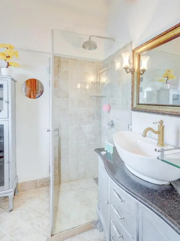Charming spacious 4BR apt near the sea