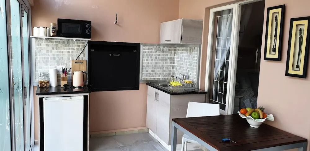 Small Cottage With Sep. Bedroom, En-suite Bathroom, Eating Room With Kitchenet