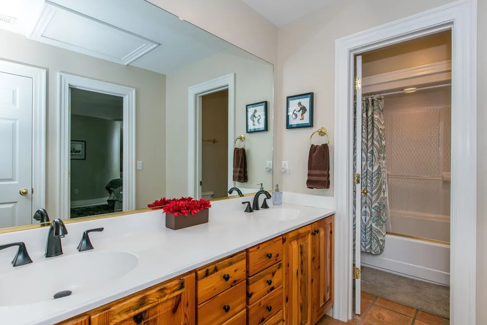 Hart House- A Luxurious Asheville Vacation Country ! 6 Bedroom Home