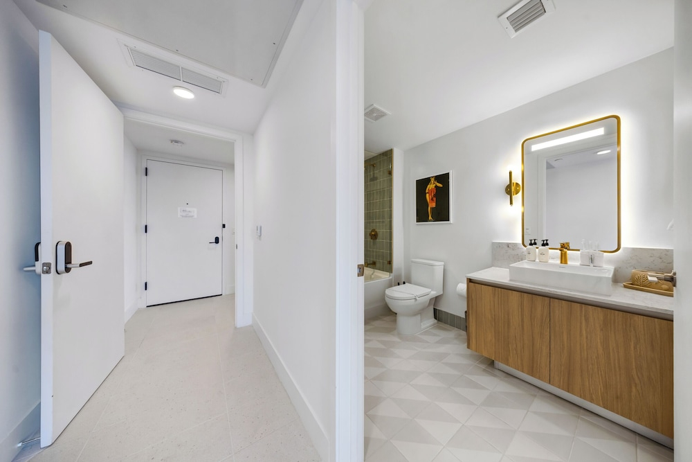 Upscale 3-BD Condo in DTW Miami