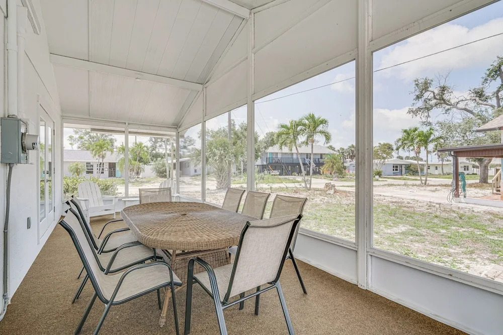 1 Block to Shore: Fort Myers Beach Retreat