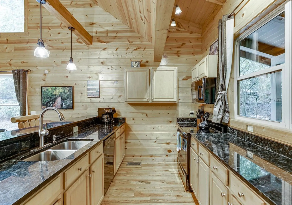 Luxury Cabin Sleeps 8 With Creekside Fire pit Near Helen GA