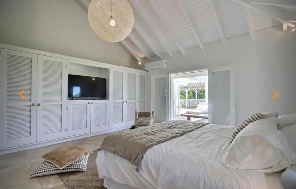3 bedrooms villa at Les Terres Basses 200 m away from the beach with lake view private pool and enclosed garden