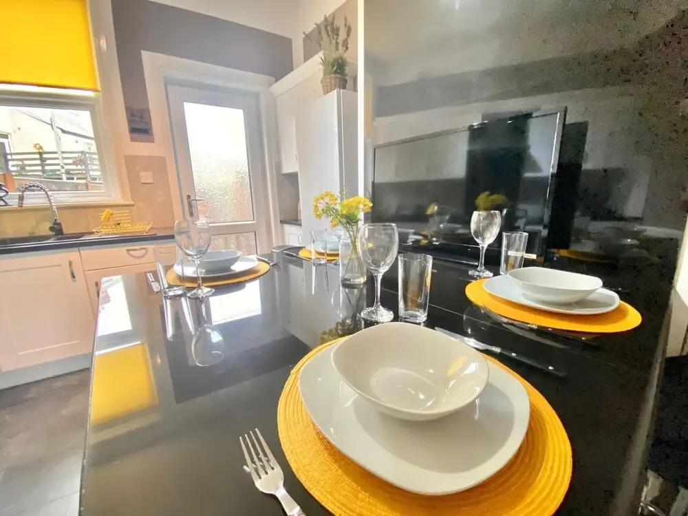 Blackpool Abode - Buttercup Suite