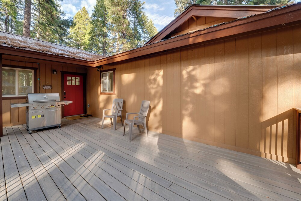 2 Mi to Lake Almanor! Northern Sierra Family Cabin