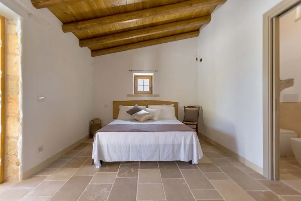 2474 Villa Vanda