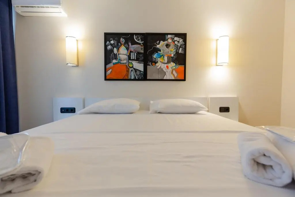 1BR apt with balcony sea views 2 min from the sea