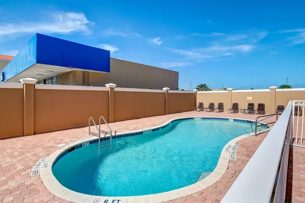Deluxe Condo at Main Beach