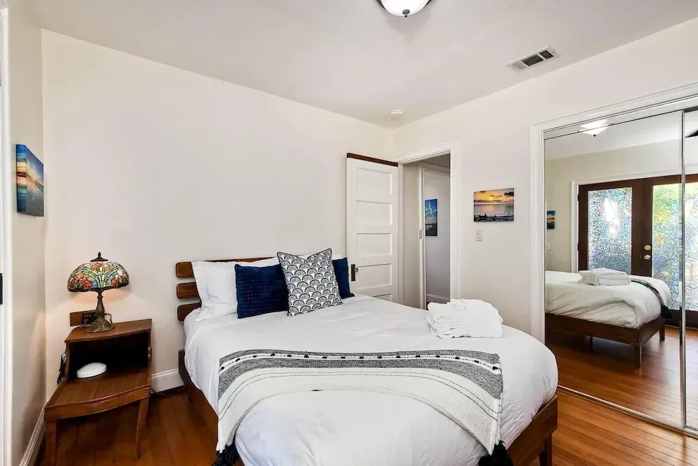 Vintage Beach Bungalow - For 6!