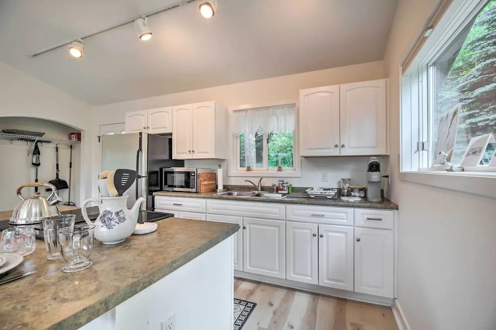 Airy & Bright Hideaway Near Smugglers' Notch!