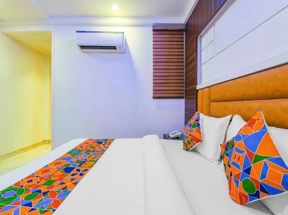 HOTEL SR PALACE, 5 mins from IGI & Domestic Airport Delhi