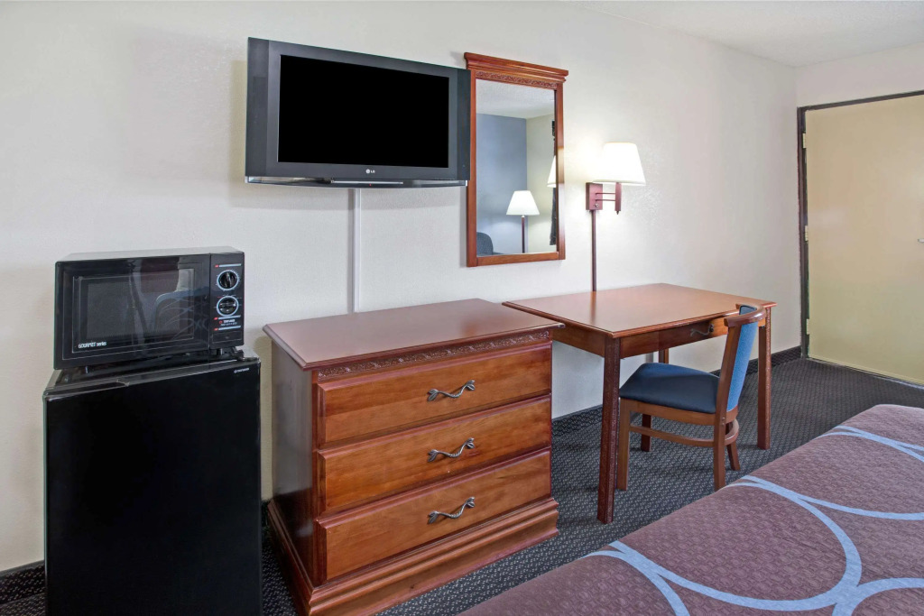 Super 8 by Wyndham Suwanee