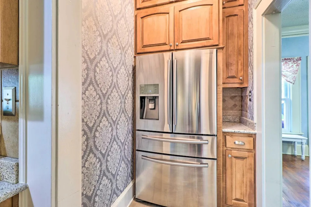 1920s Corsicana Home: Group Getaway Near Downtown!