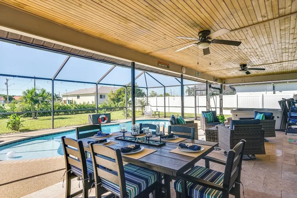 Hot Tub & Pool: Coconut Palms in Cape Coral
