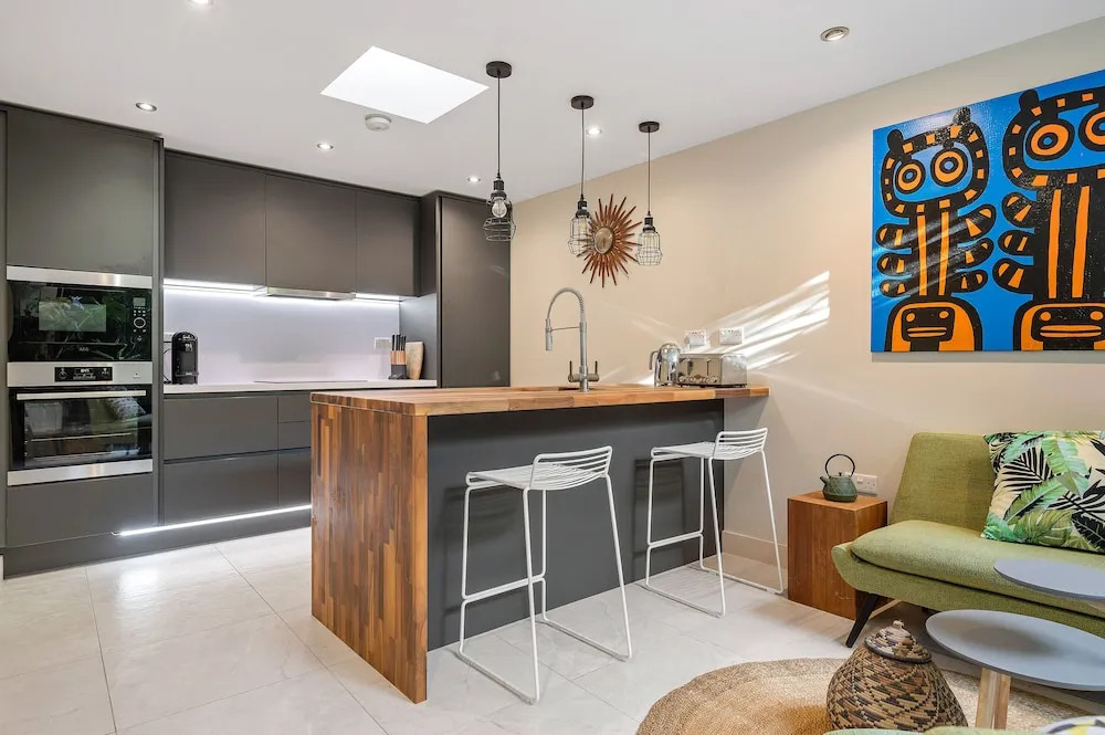 Central London 3-bed Apt, Sleeps 6, 3 Mins to Tube