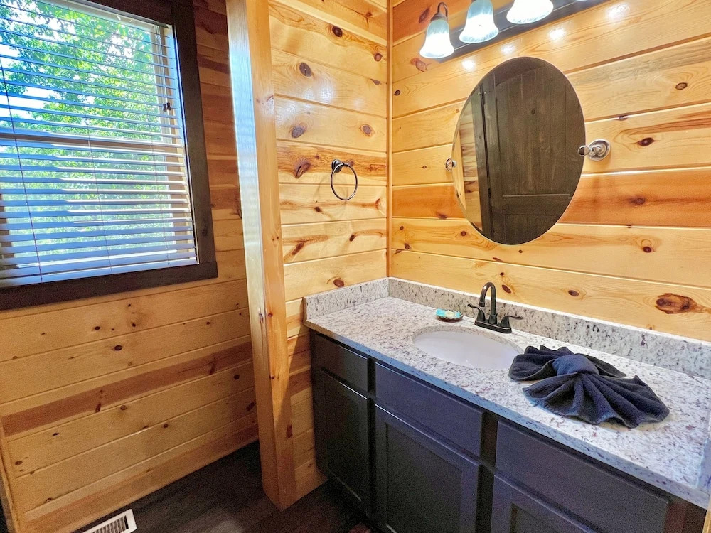 South Side Serenity 2 Bedroom Cabin by RedAwning