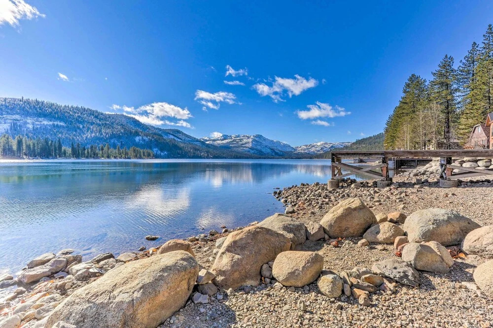 5 Mi to Donner Lake: Cabin w/ Deck + Pool Access!
