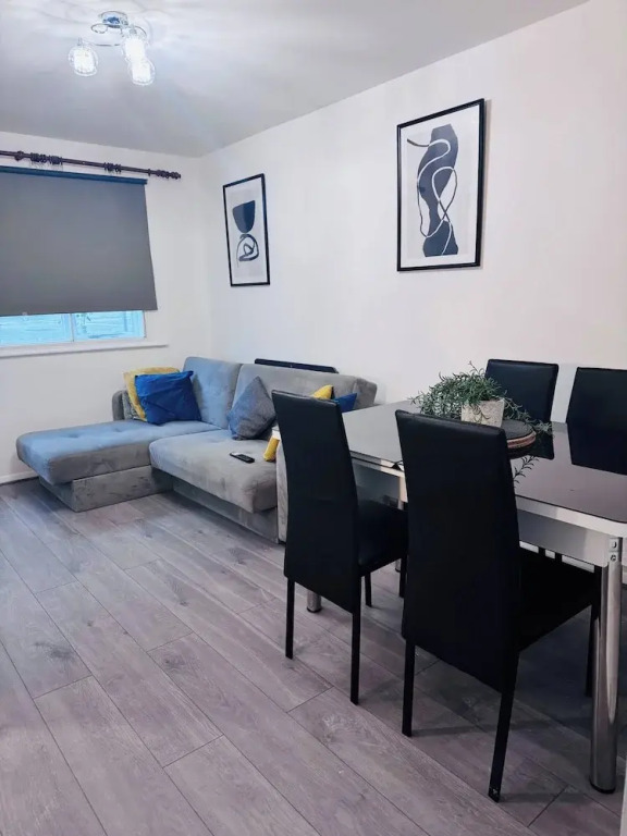 Stylish 1 Bed Flat Lakeside Shopping Mall