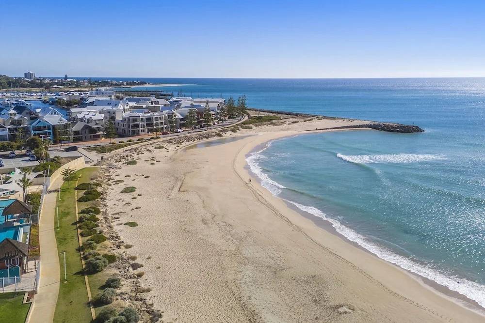 Coastal Studio City & Ocean Views, Walk to Beach