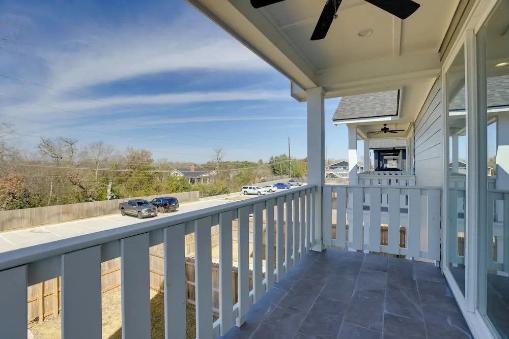 Walk to Restaurants: Modern Escape Near Kyle Field